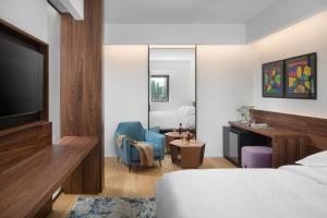a hotel room with a bed and a tv at Hotel Milan in Pula