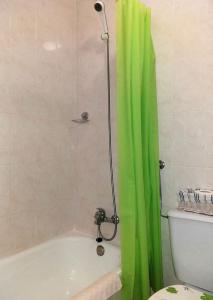 Baño con cortina de ducha verde junto a un aseo en Detrinver in Albufeira 305, en Albufeira