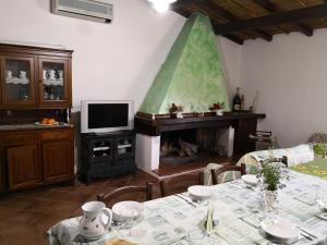 TV a/nebo společenská místnost v ubytování Villa L'Oleandro