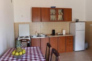 een keuken met een tafel met een ananas erop bij Apartments Krivokapic Prcanj with Bay view in Kotor +24 foto's