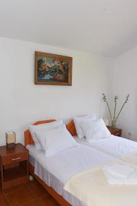 twee bedden in een slaapkamer met een foto aan de muur bij Apartments Krivokapic Prcanj with Bay view in Kotor