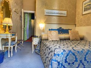 Gallery image of Hotel Becher in Venice