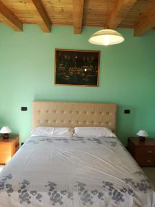 casa tarcisio في Faggeto Lario : غرفة نوم بسرير كبير في غرفة