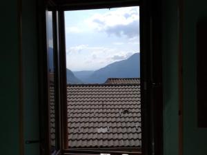 una finestra con vista sulle montagne di casa tarcisio a Faggeto Lario Altre 4 foto