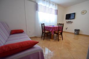 TV a/nebo společenská místnost v ubytování Apartments Anka