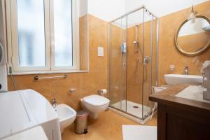 uma casa de banho com um chuveiro, um WC e um lavatório. em Lettera Living em Catânia
