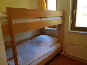 Ein Bett oder Betten in einem Zimmer der Unterkunft Ferienwohnung Mönchgut 1 mit Wintergarten und Terrasse