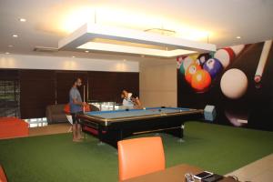 a room with a pool table and people in it at Meridin Medini Muslim Condo in Nusajaya