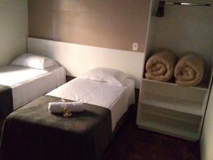 ein Hotelzimmer mit zwei Betten und zwei Donuts in der Unterkunft Casa da Vó Nelsi in Gramado