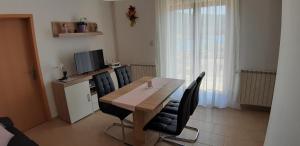 Kuchyň nebo kuchyňský kout v ubytování Apartmani Ana