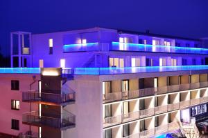 un bâtiment avec des lumières bleues au-dessus dans l'établissement Parkhotel Residenz, à Sankt Peter-Ording