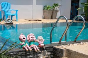 Der Swimmingpool an oder in der Nähe von Pimchana mountain pool villa phuket