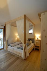 1 dormitorio con 2 literas en una habitación en Mühlerhof, en Funes