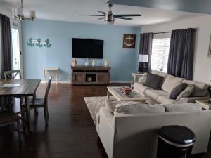 uma sala de estar com um sofá e uma mesa em Ashley Brooke Beach Resort em Deerfield Beach