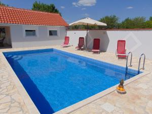 Bazén v ubytování Holiday Home Donji Lepuri nebo v jeho okolí