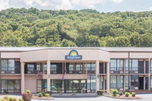 a building with a davis inn sign on it at Days Inn by Wyndham Princeton in Princeton