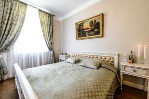 um quarto com uma cama e uma janela em Nostalgia Apartment em Klaipėda