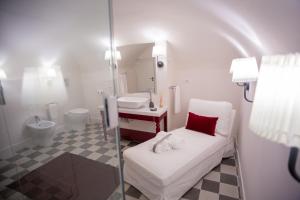 un bagno bianco con lavandino e WC di Suite35 a Catania Altre 51 foto