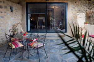 Patio nebo venkovní prostory v ubytování Le nid d' évol gite avec balnéo,terrasse et vue sur la montagne