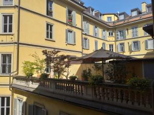 een paraplu op een balkon voor een gebouw bij Green Tricolore in Milaan