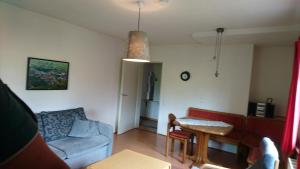 een woonkamer met een bank en een tafel bij Haus Schwalbennest in Inzell