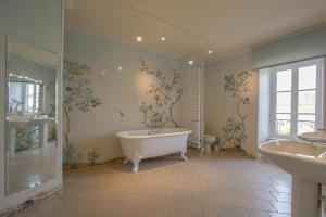 een badkamer met een bad, 2 wastafels en een douche bij Château de Monceaux 5mn de Bayeux proche Mer in Bayeux