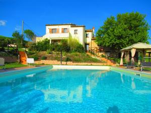una gran piscina frente a una casa en Casa dei Sogni d'Oro, en San Pietro 30 fotos más