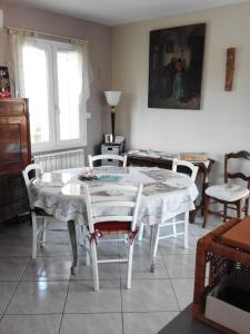 jadalnia z białym stołem i krzesłami w obiekcie Soleil, Lavande et Oliviers w mieście Pertuis