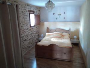 Ένα ή περισσότερα κρεβάτια σε δωμάτιο στο maison de village
