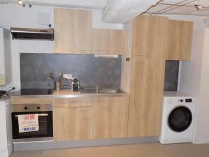 a kitchen with a sink and a washing machine at Charmant Studio à Colombages in Morlaix