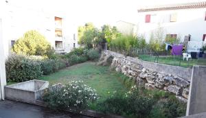 ペルテュイにあるSoleil, Lavande et Oliviersの石壁・花の庭園