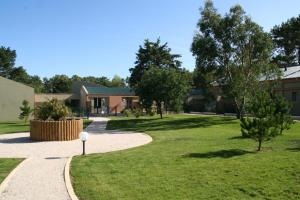 a walkway in front of a house at Les Villas des Pins in Saint-Hilaire-de-Riez