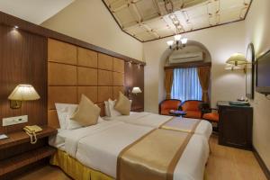 Letto o letti in una camera di Hotel Shanker-Palatial Heritage Kathmandu