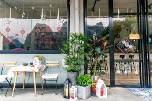 阳朔Sure I Do全景山宿的商店前的一张桌子和几把椅子