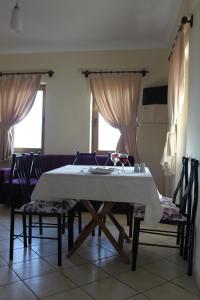 - Sala de estar con mesa y sillas en Ozukara Apart 2, en Gümbet