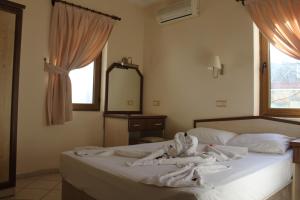 1 dormitorio con 1 cama con toallas en Ozukara Apart 2, en Gümbet