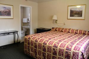 a hotel room with a bed and a bathroom at Lava Spa Motel & RV in Lava Hot Springs