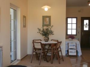 uma sala de jantar com mesa e cadeiras em Kalogria West Peloponnese "VILLA ΜΑΝOLIA " em Áraxos