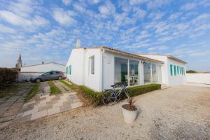 サント・マリー・ド・レにあるVilla des Jaulaines, Villa en bord de mer - Ile de Réの自転車が停まった家