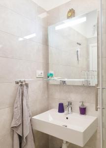 y baño con lavabo blanco y espejo. en Vila Siega en Zadar