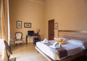1 dormitorio con 1 cama grande y escritorio en Affittacamere Nel Cuore Di Firenze, en Florencia