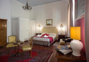 1 dormitorio con 1 cama, mesa y sillas en Affittacamere Nel Cuore Di Firenze, en Florencia