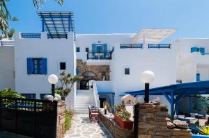 Blick auf ein Gebäude in Blau und Weiß in der Unterkunft Villa Adriana Hotel in Agios Prokopios