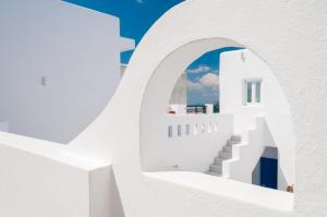 vistas a un edificio blanco con escaleras blancas en Villa Adriana Hotel en Agios Prokopios