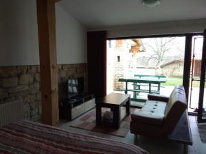 - un salon avec un canapé et une table dans l'établissement Studio Apartment in Palamartsa, à Palamarza