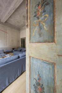 Letto o letti in una camera di Appartamento affrescato 180mq in palazzo del 600 a Mantova