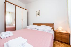 Posteľ alebo postele v izbe v ubytovaní Apartment Anamarija with sea view