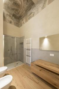 Et badeværelse på Appartamento affrescato 180mq in palazzo del 600 a Mantova