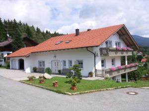 une maison blanche avec un toit rouge dans l'établissement Ferienhaus Wellisch, à Lohberg