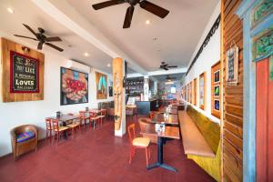 Un restaurant u otro lugar para comer en Mr. Tucan Hotel
